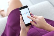 Да в телефоне. Смартфон в руке. Смартфон в женской руке. Девушка со смартфоном. Девушка со смартфоном в руках.